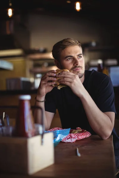 Rozważny człowiek burger gospodarstwo — Zdjęcie stockowe