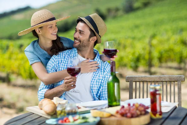 Couple with red wine glasses looking at each — Stock Photo, Image