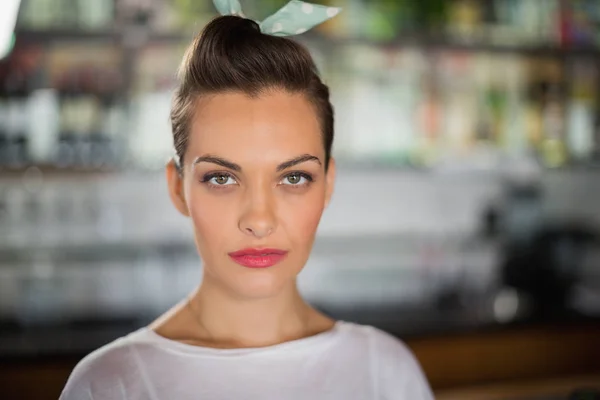 Mujer joven seria en la cafetería —  Fotos de Stock