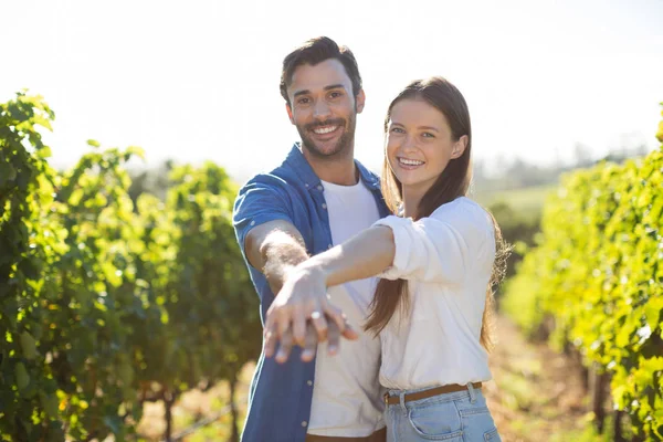 Jeune couple tenant la main au vignoble — Photo
