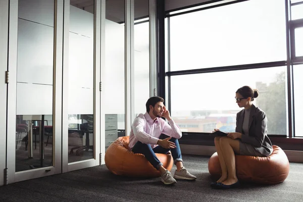 Uomo infelice che parla con il consulente — Foto Stock