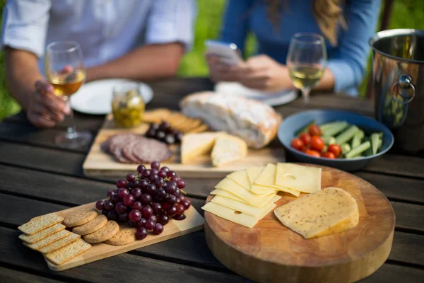 Desayuno en pareja en la mesa de madera — Foto de Stock