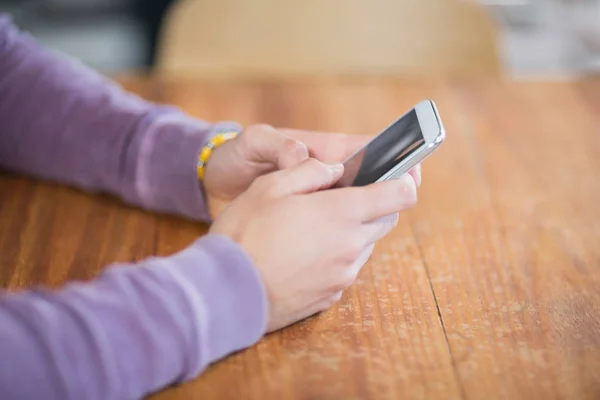 Beskurna händer person som innehar mobiltelefon — Stockfoto