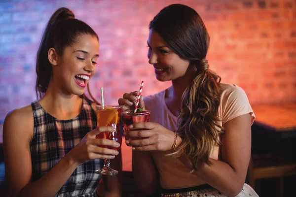 Mujeres jóvenes tomando bebidas de cóctel —  Fotos de Stock