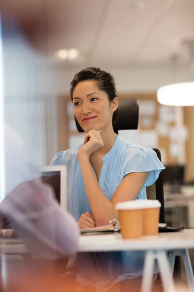 Mujer de negocios mirando hacia el escritorio — Foto de Stock