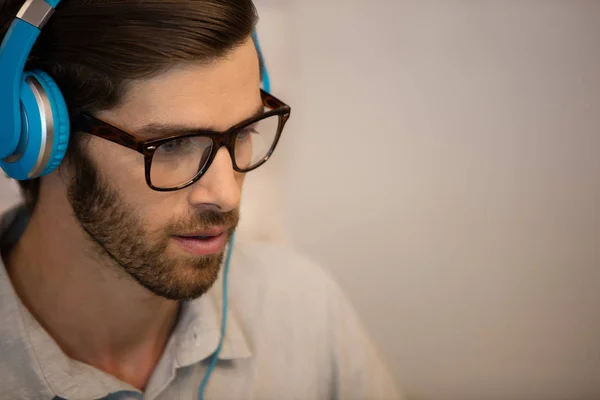 Hombre de negocios con auriculares azules — Foto de Stock