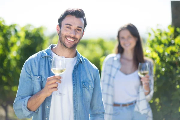 Couple posing with wineglasses at vineyard — Stock Photo, Image