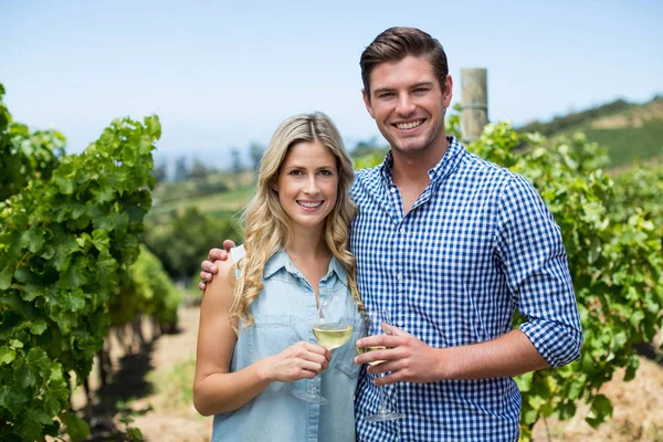 Pareja sosteniendo copas de vino — Foto de Stock