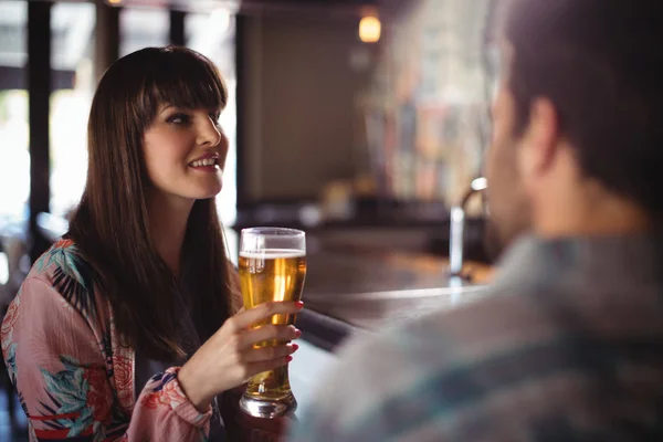 Casal interagindo enquanto toma cerveja — Fotografia de Stock