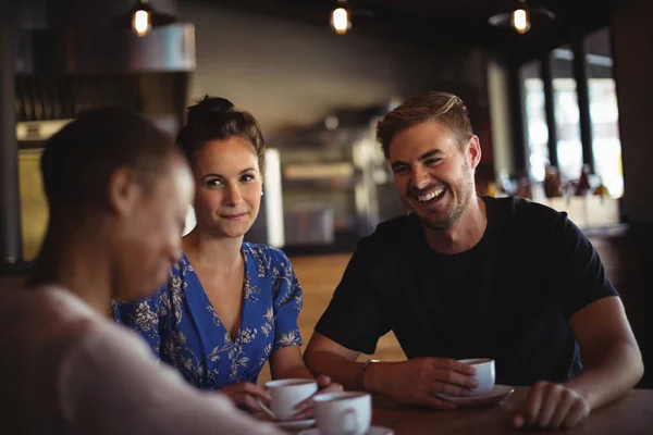 Amigos interagindo enquanto toma café — Fotografia de Stock