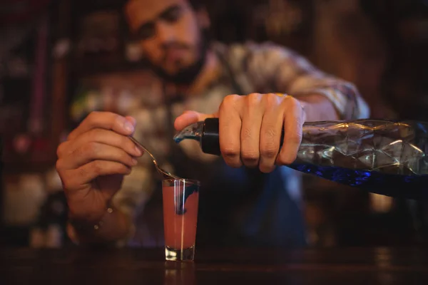 Kellner gießt Cocktail-Drink in Schnapsgläser — Stockfoto
