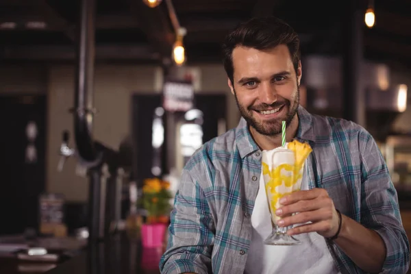 Homem feliz ter milkshake — Fotografia de Stock