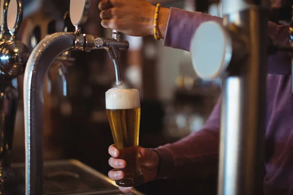 Bar tender vullen bier uit bar pomp — Stockfoto