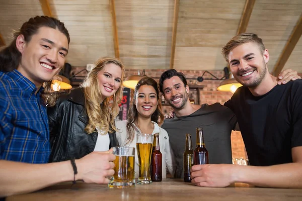 Amigos com copo de cerveja e garrafas — Fotografia de Stock