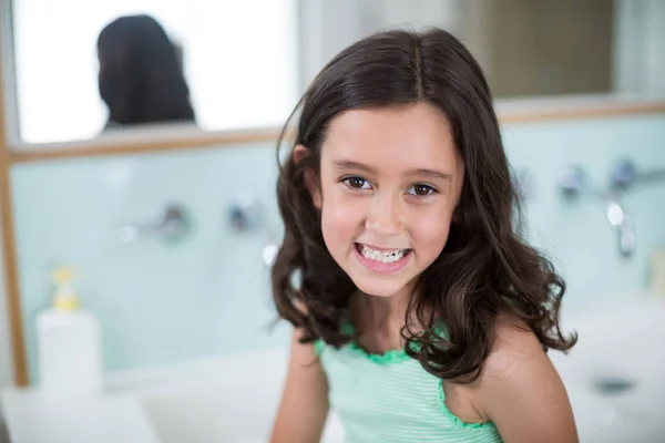 Girl smiling at camera in bathroom — Stock Photo, Image