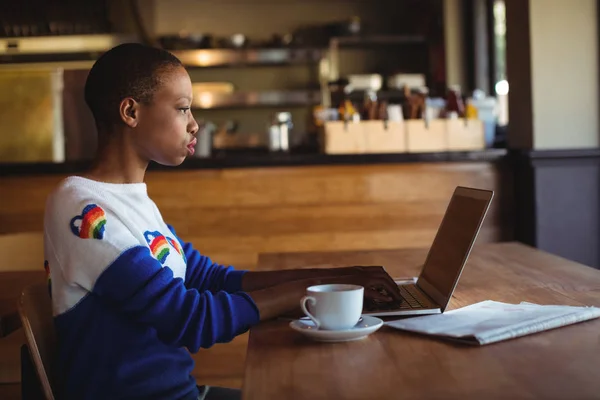Mujer usando el ordenador portátil mientras toma café —  Fotos de Stock