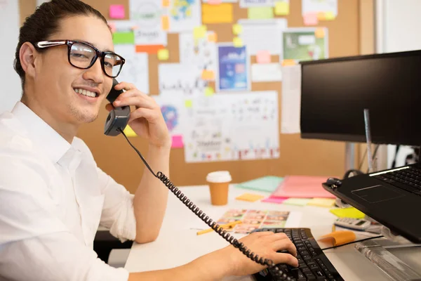 Affärsman prata telefon på kreativa kontor — Stockfoto
