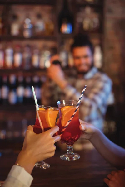 Le donne tostare le loro bevande cocktail — Foto Stock