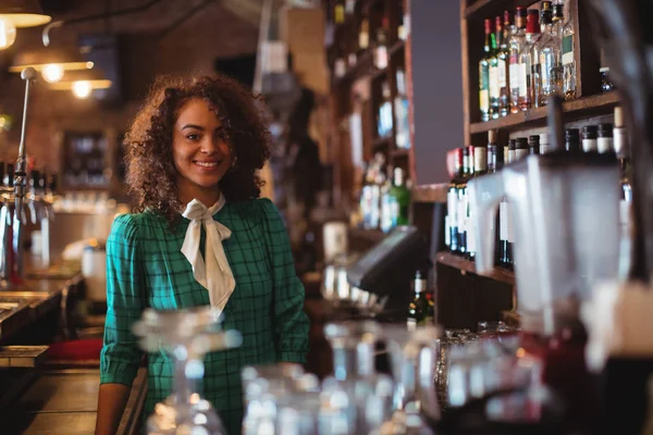 Piękne kobiece bar przetargu — Zdjęcie stockowe