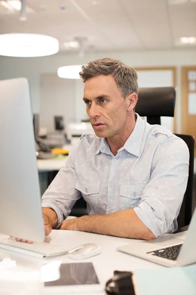 Ernstige zakenman werken op de computer — Stockfoto