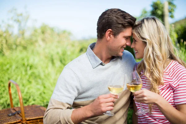 Couple face à face tenant des verres à vin — Photo