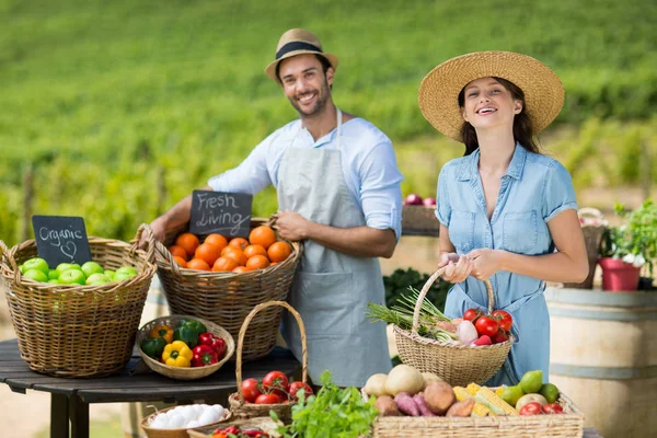 Amigos que venden frutas y verduras — Foto de Stock