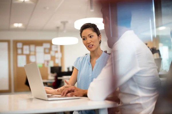 Businesswoman discussing with male colleague — Stock Photo, Image