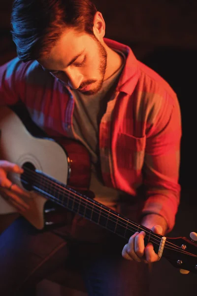 Ung man spelar gitarr — Stockfoto