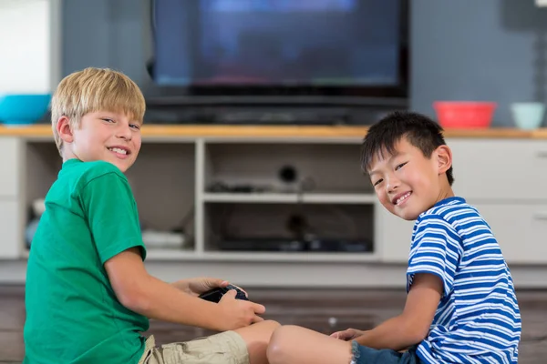 Hermanos jugando videojuegos en la sala de estar —  Fotos de Stock