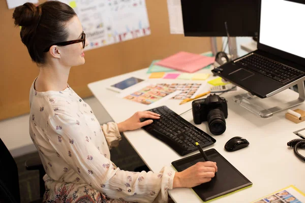 Empresária usando o computador enquanto trabalhava no digitalizador — Fotografia de Stock