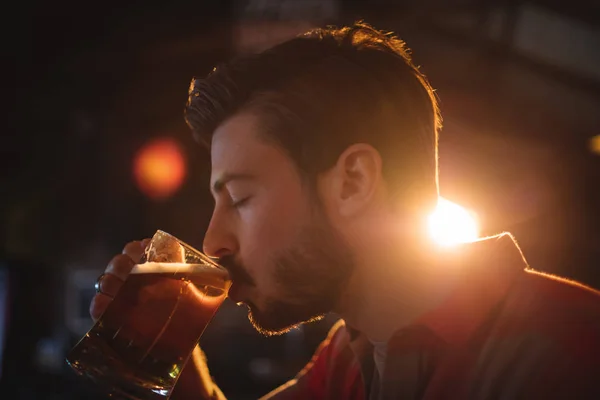 Hombre bebiendo cerveza —  Fotos de Stock