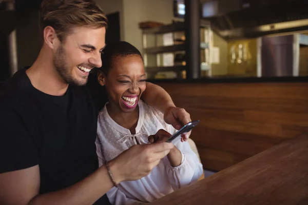Счастливая пара с помощью мобильного телефона — стоковое фото