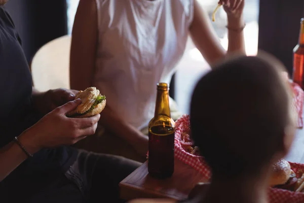 Vrienden interactie terwijl het hebben van de maaltijd en bier — Stockfoto