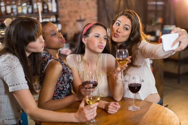 Amigos tomando selfie enquanto segurando vinhedos — Fotografia de Stock