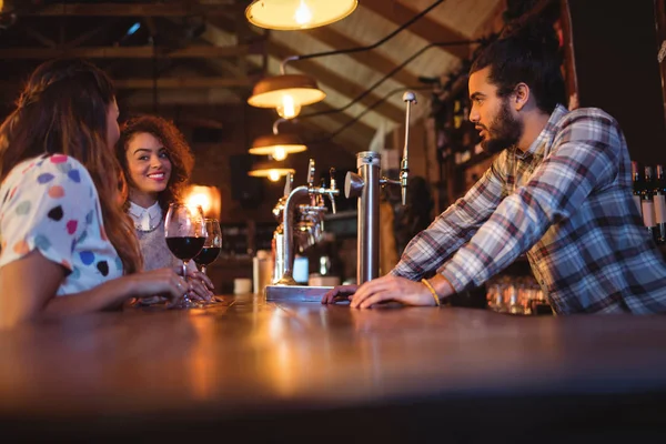 Vrouwen interactie met elkaar aan balie — Stockfoto