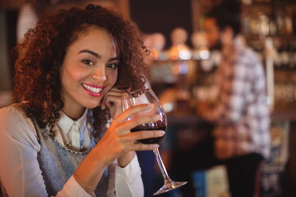 Jovem mulher tendo vinho tinto — Fotografia de Stock