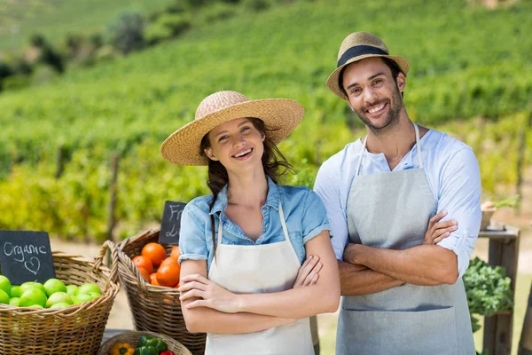 Pareja con brazos cruzados en granja — Foto de Stock