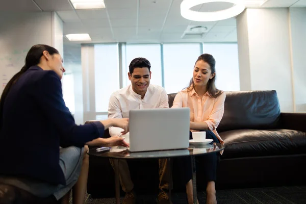 Mensen uit het bedrijfsleven bespreken over laptop op kantoor — Stockfoto