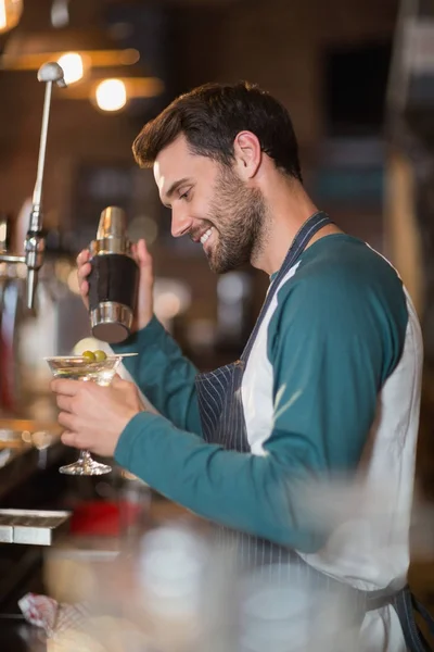 Sidovy av leende bartender göra drycker — Stockfoto