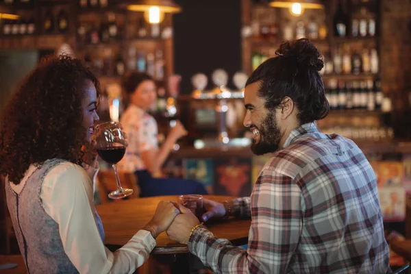 Pareja romántica tomando vino tinto — Foto de Stock