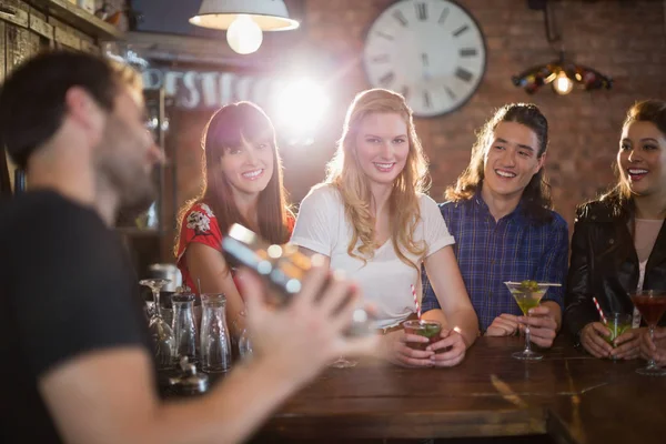 Amigos mirando al camarero haciendo bebidas — Foto de Stock