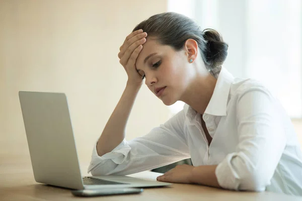Spända affärskvinna med laptop i konferensrum — Stockfoto