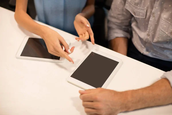 Se spolupracovníky diskutovat na tabletu — Stock fotografie