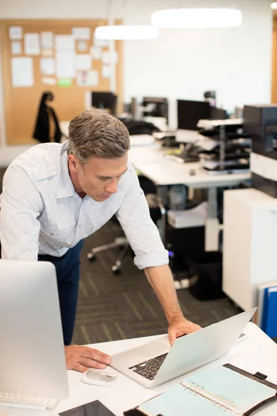 Affärsman tittar på laptop — Stockfoto