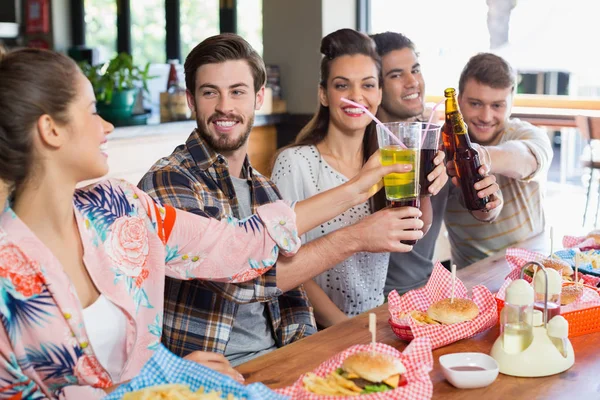 Amigos alegres que gostam de cerveja com comida — Fotografia de Stock