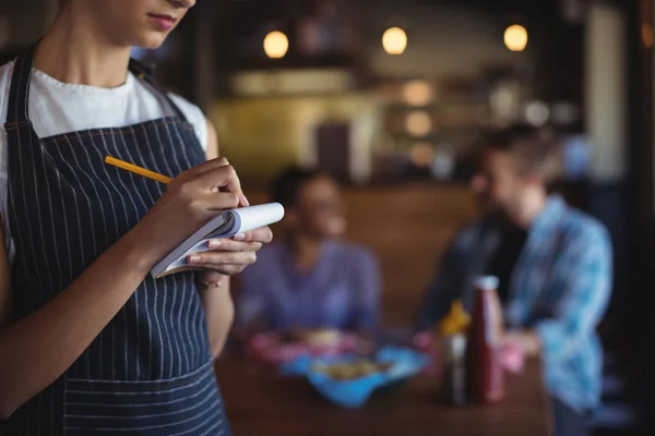 Servitris tar order på restaurang — Stockfoto