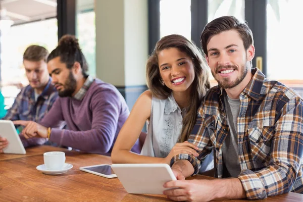 Vrienden met behulp van digitale tabletten in restaurants — Stockfoto