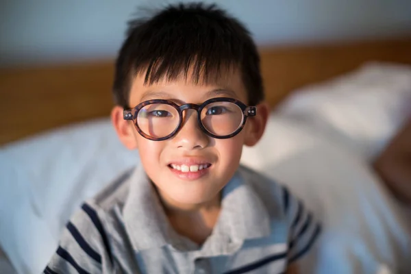 Chlapec v brýlích při pohledu na fotoaparát — Stock fotografie
