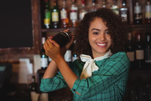 Female bartender mixing a cocktail drink — Stock Photo, Image