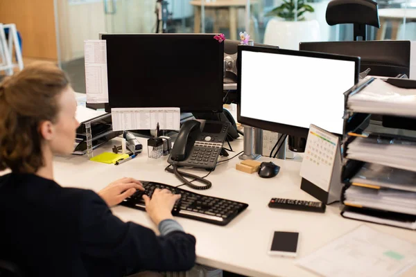 Pengusaha wanita yang bekerja di pc desktop di kantor — Stok Foto